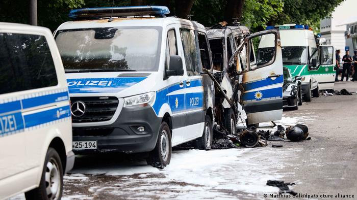 Furgones incendiados en Múnich, antes de la cumbre del G7. Foto: DW