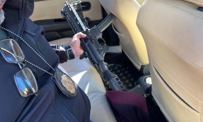 El arma de fuego que se encontraba en el interior del vehículo. Foto: SENAD.