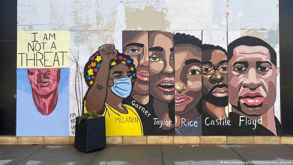 Graffiti en Minneapolis, Minnesota, recuerda que el racismo puede ser mortal, destacando el asesinato de George Floyd. Foto: DW