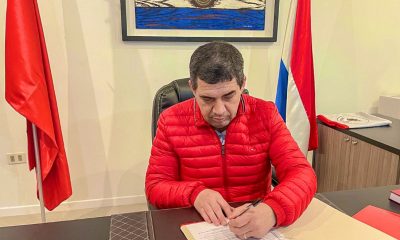 Hugo Velázquez firmando su `inscripción como candidato a la presidencia de la República, Foto: Twitter Hugo Velázquez