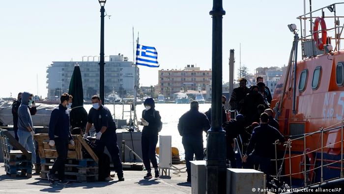 Al menos 108 migrantes fueron rescatados este domingo en el mar Egeo frente a una isla griega. Foto: DW