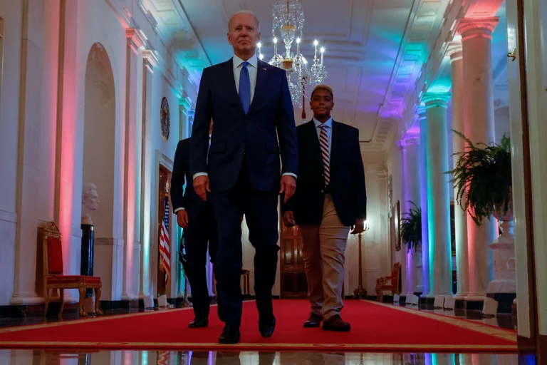 Joe Biden junto al activista LGBT+ Ashton Motta, durante las celebraciones por el mes del Orgullo el junio pasado en la Casa Blanca. Foto: Infobae