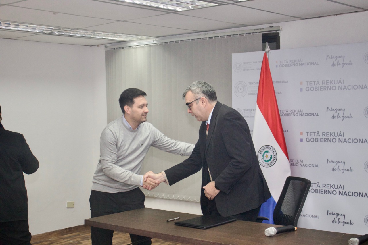 El Ministerio de Educación y Ciencias, la Secretaría Nacional de la Juventud y la organización Junio Verde, suscribieron un convenio de cooperación interinstitucional. Foto: IP.