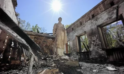 La estatua del poeta Grigory Skovoroda fue lo único que quedó en pie de su casa museo. Foto: BBC Mundo