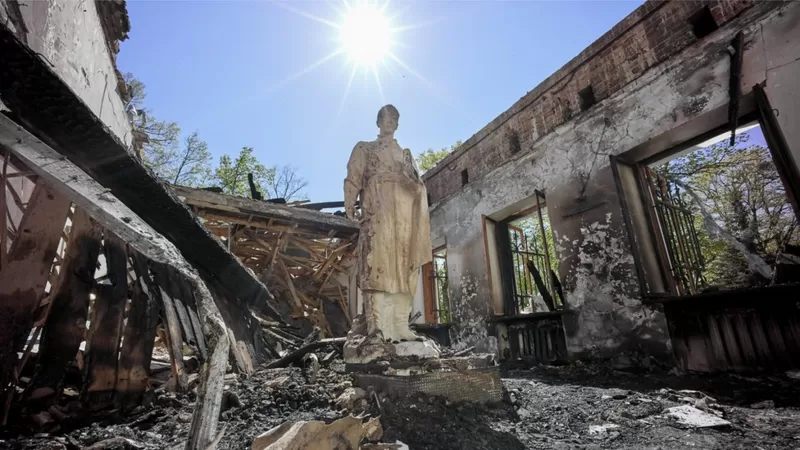 La estatua del poeta Grigory Skovoroda fue lo único que quedó en pie de su casa museo. Foto: BBC Mundo