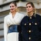 La influencer Chiara Ferragni y su hermana Valentina Ferragni, a la salida del desfile de Schiaparelli en París. Foto: El País