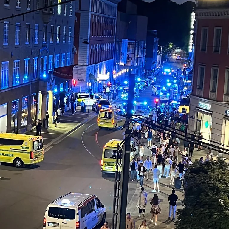 La policía le pedía a la gente en el área que se alejase, para dejar espacio a las ambulancias. Foto: Infobae