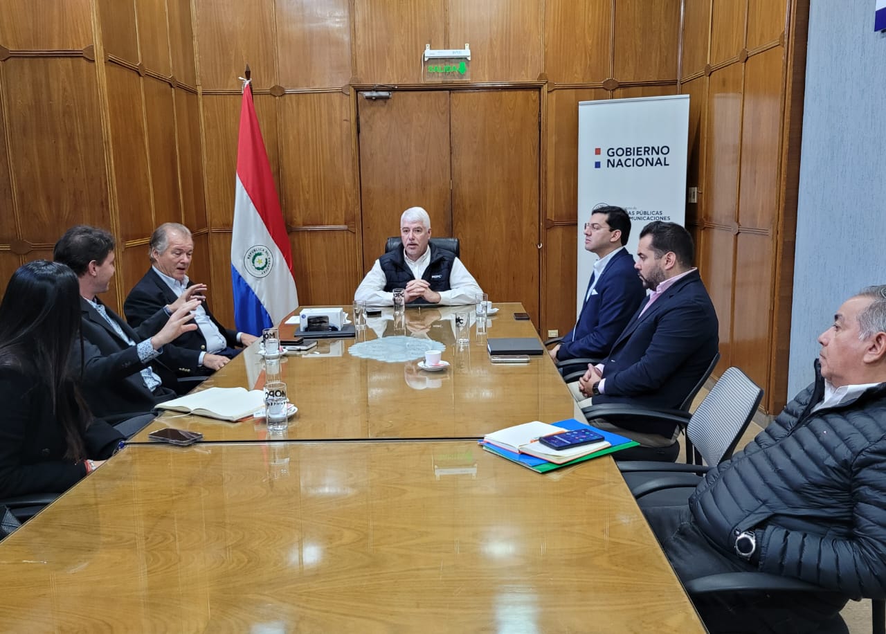  ministro de Obras Públicas y Comunicaciones, Arnoldo Wiens, recibió a representantes de la empresa Doppelmayr. (Foto MOPC)