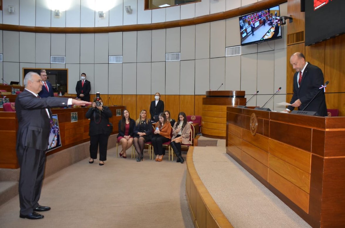 El presidente del Senado, Oscar Salomón, tomó juramento al abogado Gustavo Benicio Miranda Villamayor. Foto: Consejo de la Magistratura.