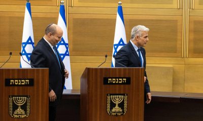 Naftali Bennett (izquierda) y Yair Lapid, políticos israelíes que forjaron una coalición para derrocar a Netanyahu. Foto: El País