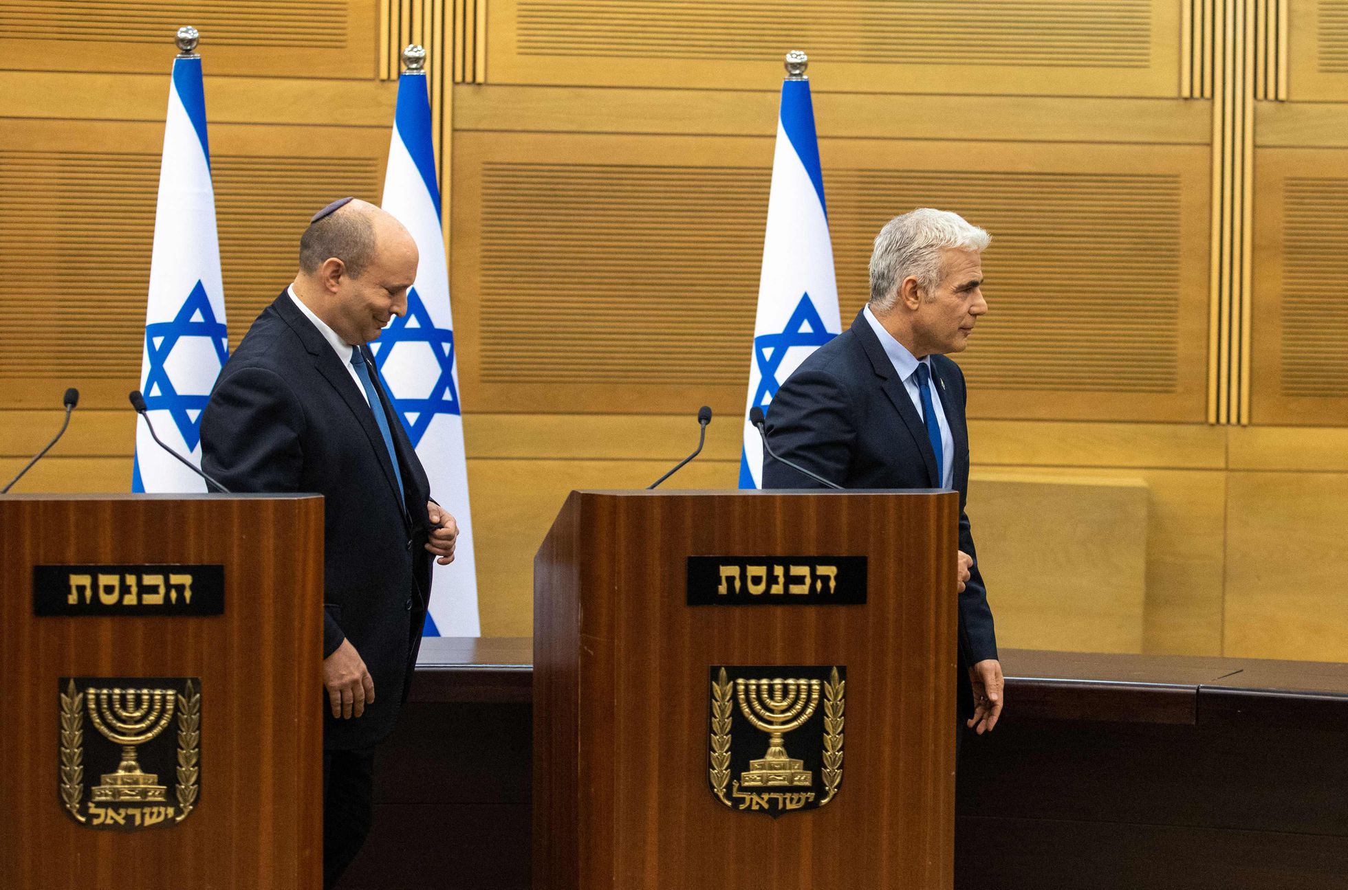 Naftali Bennett (izquierda) y Yair Lapid, políticos israelíes que forjaron una coalición para derrocar a Netanyahu. Foto: El País