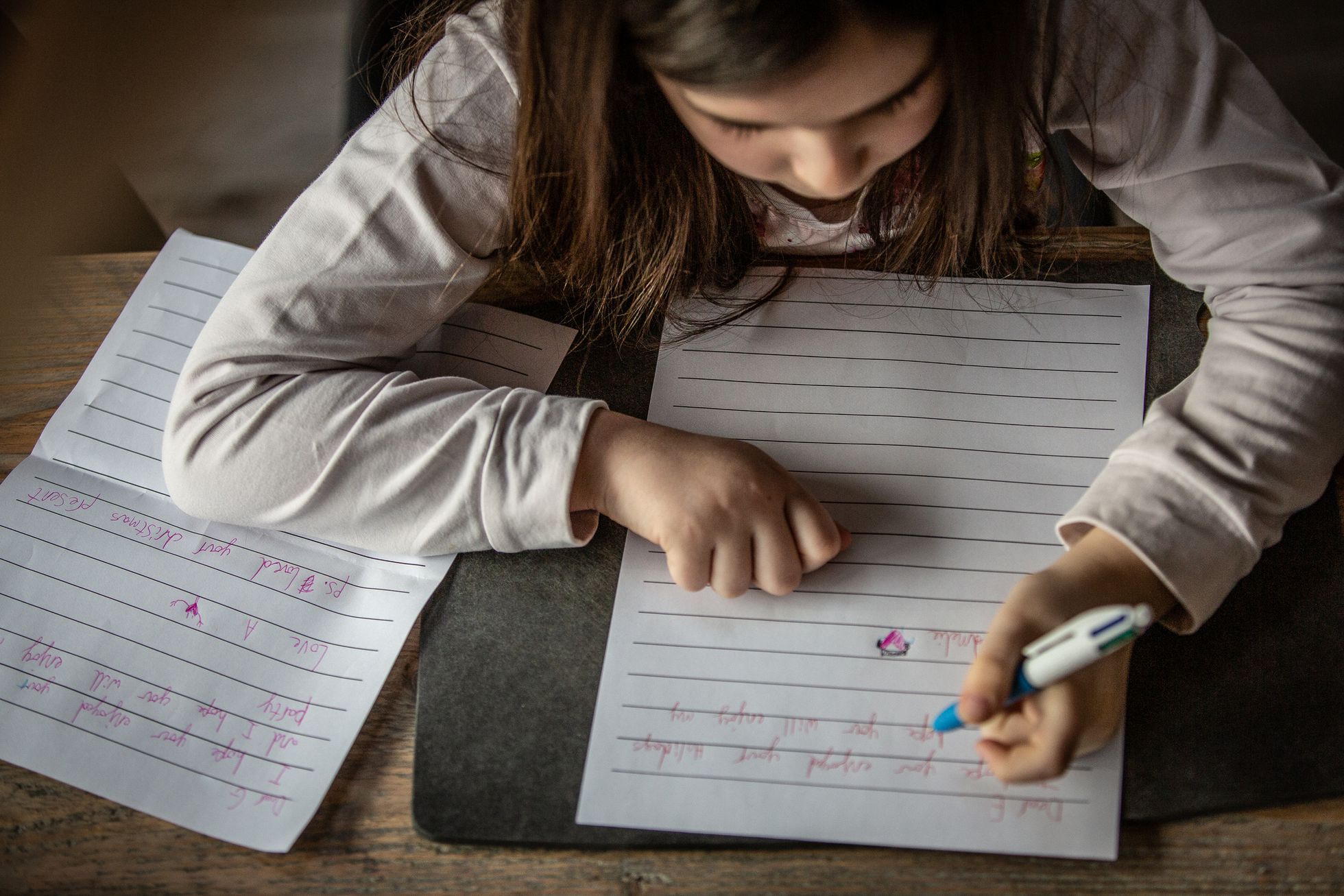 Al escribir se mejora la capacidad lectora y de la memoria y se estimula el desarrollo de conexiones neuronales. Foto: El País