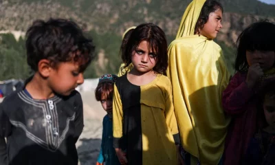 Niños afganos en la zona afectada por el terremoto en el distrito de Spera de la provincia de Khost, Afganistán, 26 de junio de 2022. Foto: Infobae.