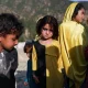 Niños afganos en la zona afectada por el terremoto en el distrito de Spera de la provincia de Khost, Afganistán, 26 de junio de 2022. Foto: Infobae.