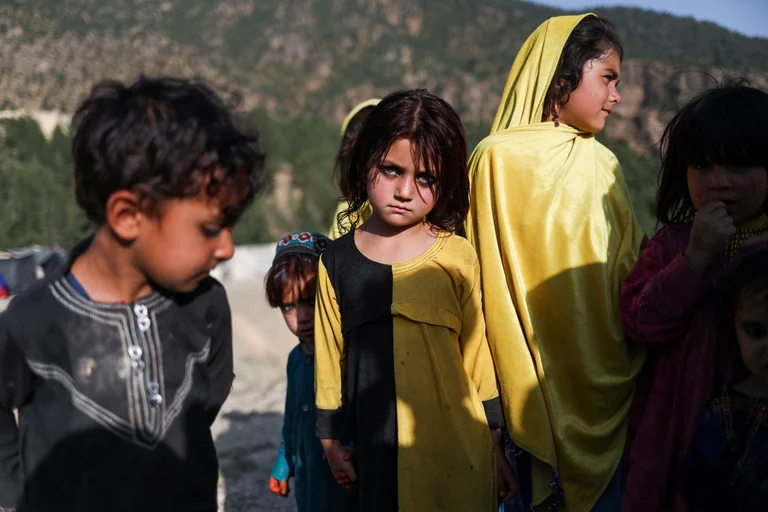 Niños afganos en la zona afectada por el terremoto en el distrito de Spera de la provincia de Khost, Afganistán, 26 de junio de 2022. Foto: Infobae.