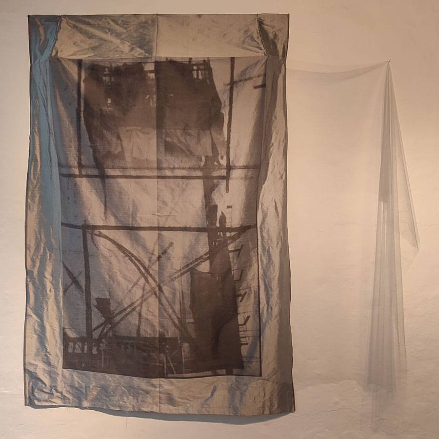 Pablo Núñez. Exterioridad, 2022. Impresión fotográfica sobre shantung de seda natural, pliegues y alfileres. Cortesía