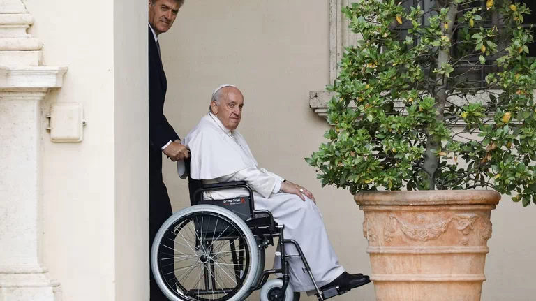 Papa Francisco se encuentra aquejado por un dolor de rodilla. Foto: La voz de Galicia.