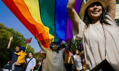 Participantes sostienen una bandera gigante LGBTI+ durante el desfile del Orgullo Arcoíris de Tokio, en Japón. 26 de abril de 2015. Foto: Infobae