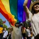 Participantes sostienen una bandera gigante LGBTI+ durante el desfile del Orgullo Arcoíris de Tokio, en Japón. 26 de abril de 2015. Foto: Infobae