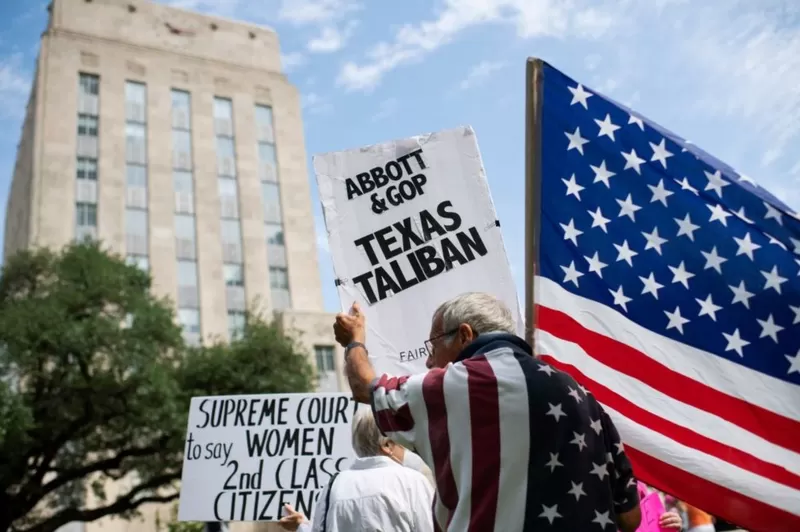 Protesta en Estados Unidos relacionada a la nueva medida sobre el aborto. Foto: BBC Mundo