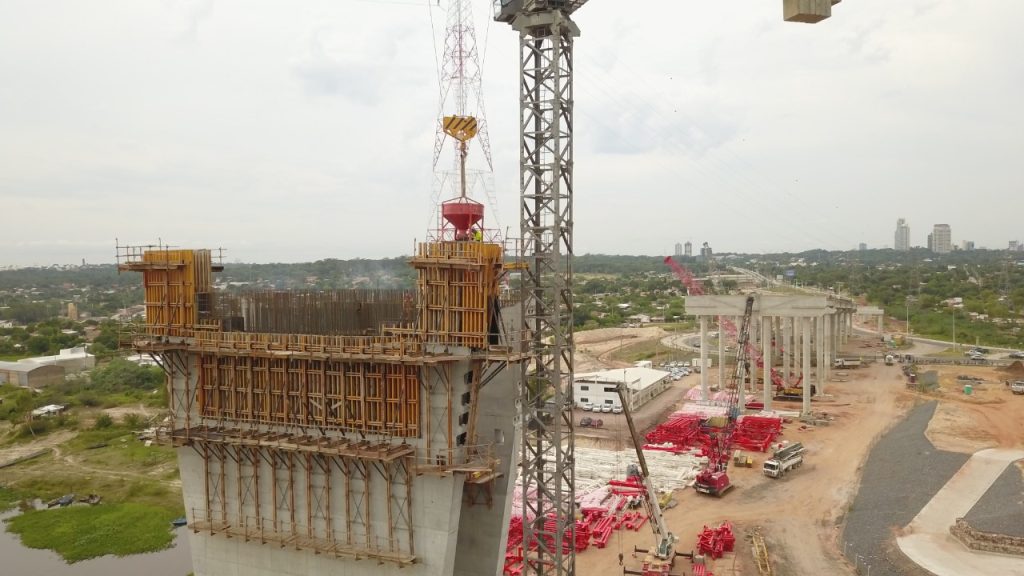 Los trabajos de de la superestructura laminar del futuro Puente Héroes del Chaco, lado Asunción, culminaron en las últimas horas. Foto: MOPC