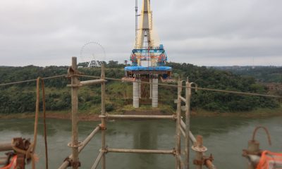 Con el lanzamiento de la dovela número 14 en el lado paraguayo y 16 en la margen brasileña del Puente de la Integración, faltan solo 76,8 metros para que el tramo central de esta obra se una, según informó el MOPC. Foto: Itaipú