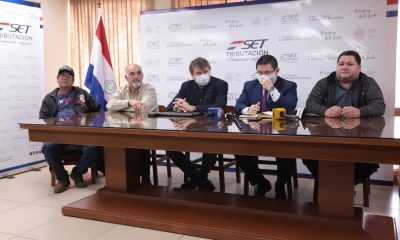 Conferencia de prensa de las autoridades para hablar sobre los beneficios que plantearon a los trabajadores de transporte. Foto: Radio Nacional del Paraguay