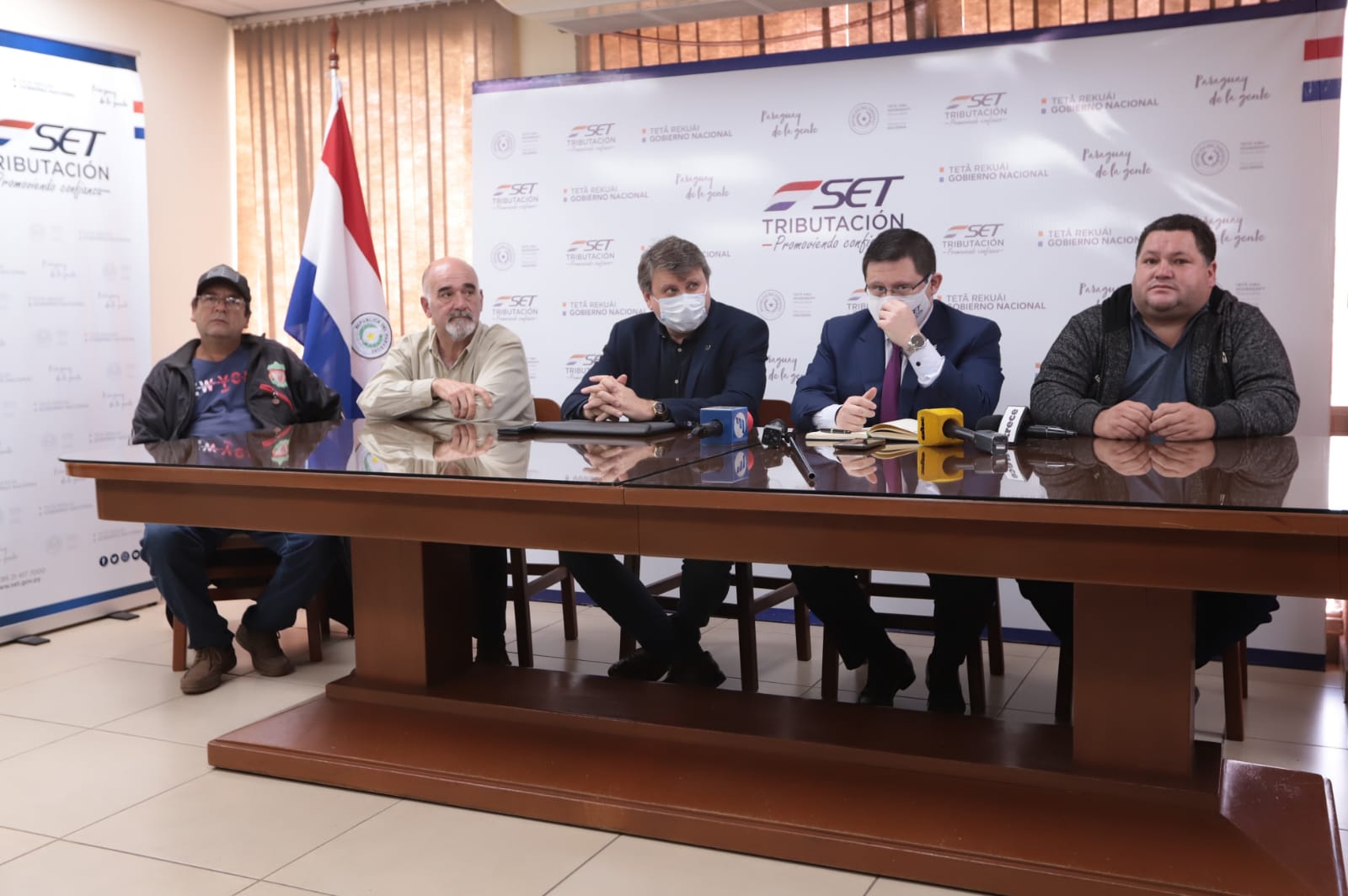 Conferencia de prensa de las autoridades para hablar sobre los beneficios que plantearon a los trabajadores de transporte. Foto: Radio Nacional del Paraguay