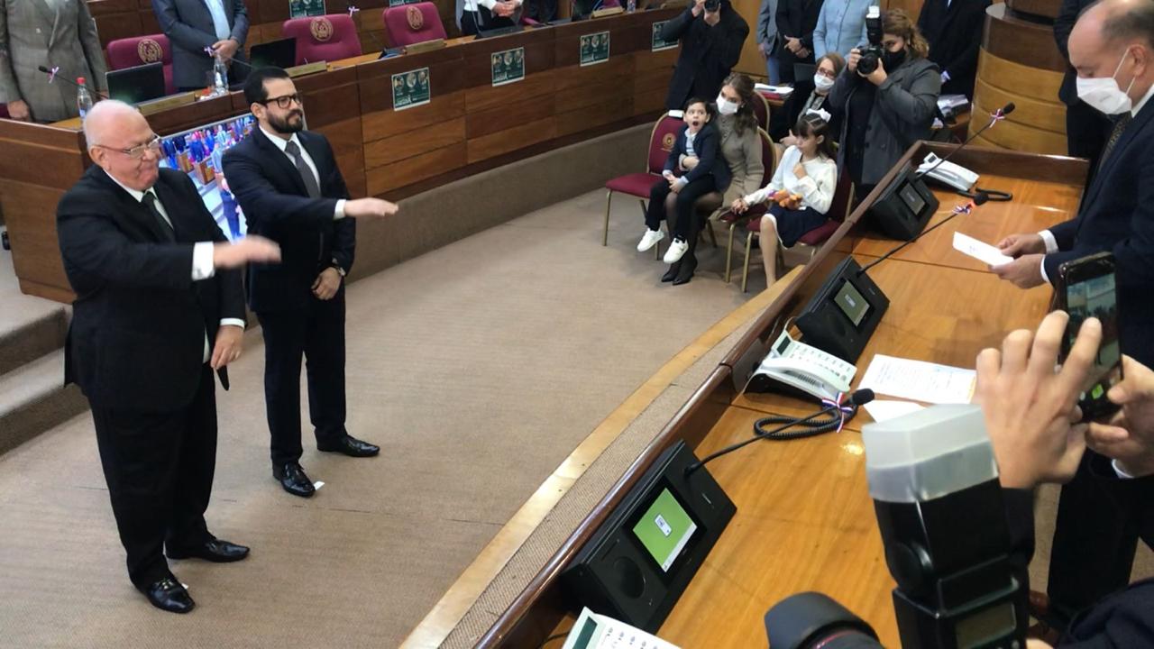 Los nuevos ministros del TSJE juraron en la mañana de este jueves ante la Cámara de Senadores. Foto: Senadopy