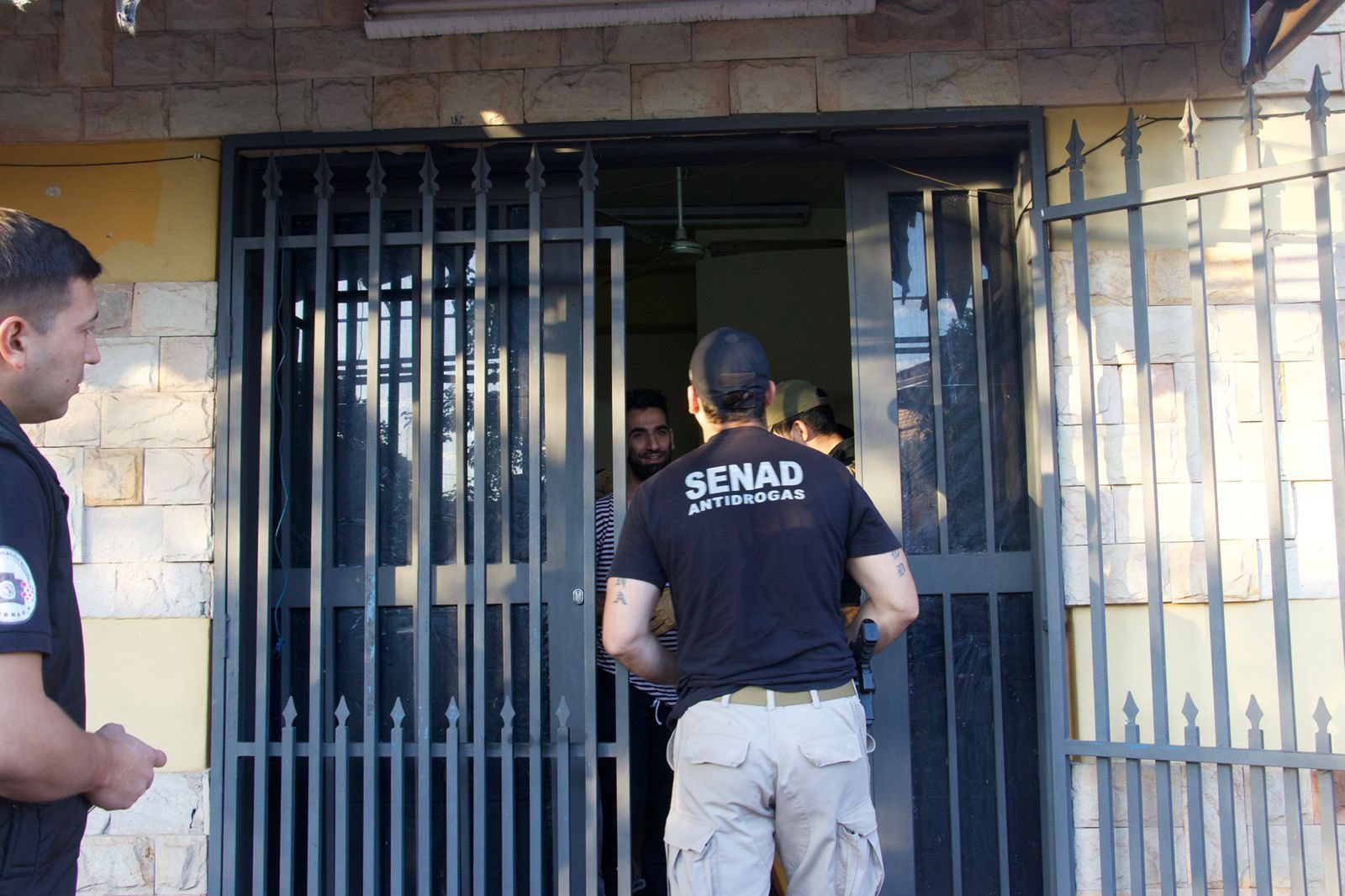 El extranjero fue detenido tras un allanamiento realizado por agentes antidrogas. Foto: SENAD.