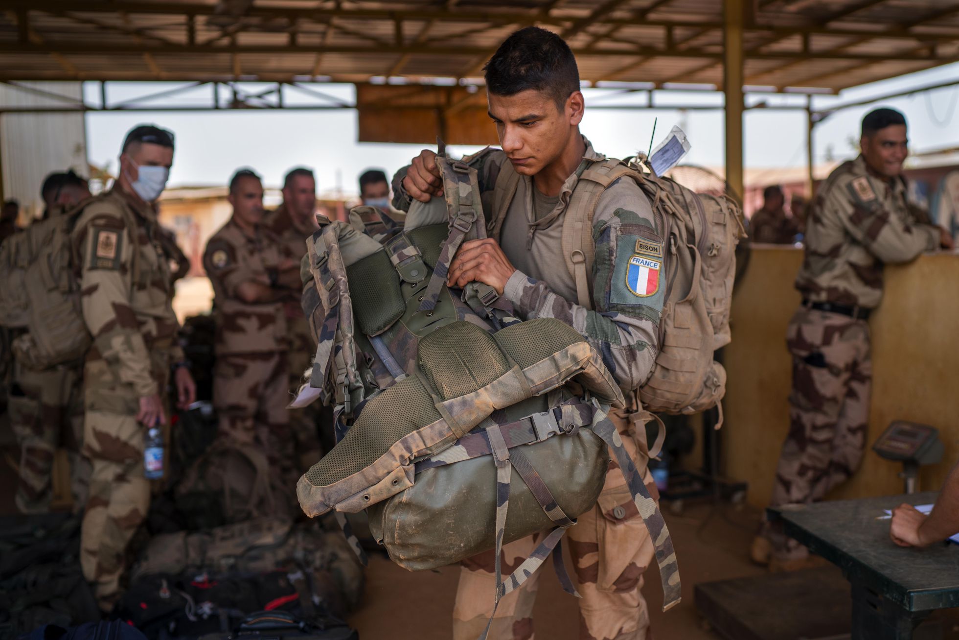 Soldados franceses de Barkhane se retiran de la base militar de Gao, en el norte de Malí, el pasado 9 de junio de 2021. Foto: El País