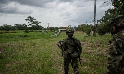 Soldados patrullan, con la ayuda de un dron, uno de los oleoductos que pasan por Arauca. Foto: El País