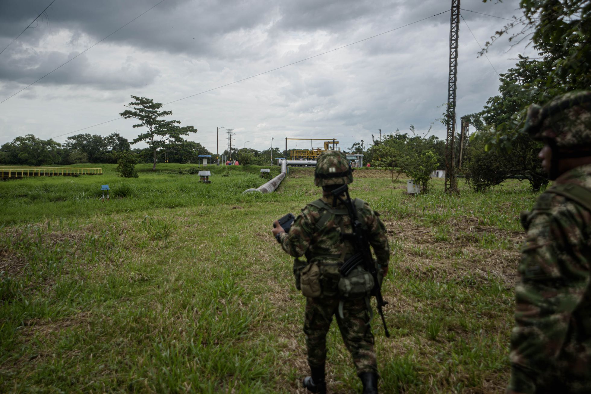 Soldados patrullan, con la ayuda de un dron, uno de los oleoductos que pasan por Arauca. Foto: El País