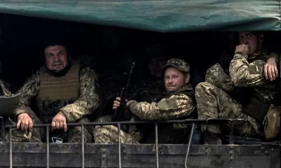 Soldados ucranianos viajan en un vehículo militar. Foto: Infobae
