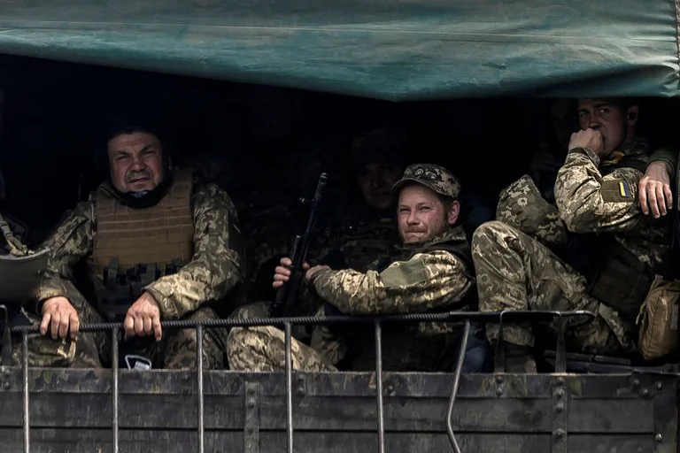 Soldados ucranianos viajan en un vehículo militar. Foto: Infobae