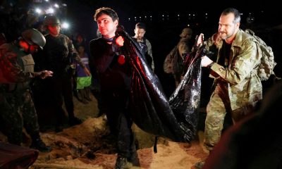 Trasladan los cuerpos hallados. Foto: El País
