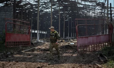 Un militar ucraniano camina por un silo de grano destruido. Foto: Infobae