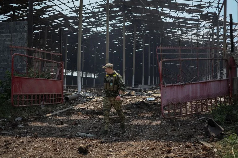 Un militar ucraniano camina por un silo de grano destruido. Foto: Infobae