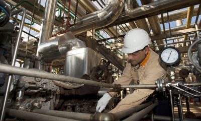 Un trabajador en la refinería de Cartagena de Repsol. Foto: El País