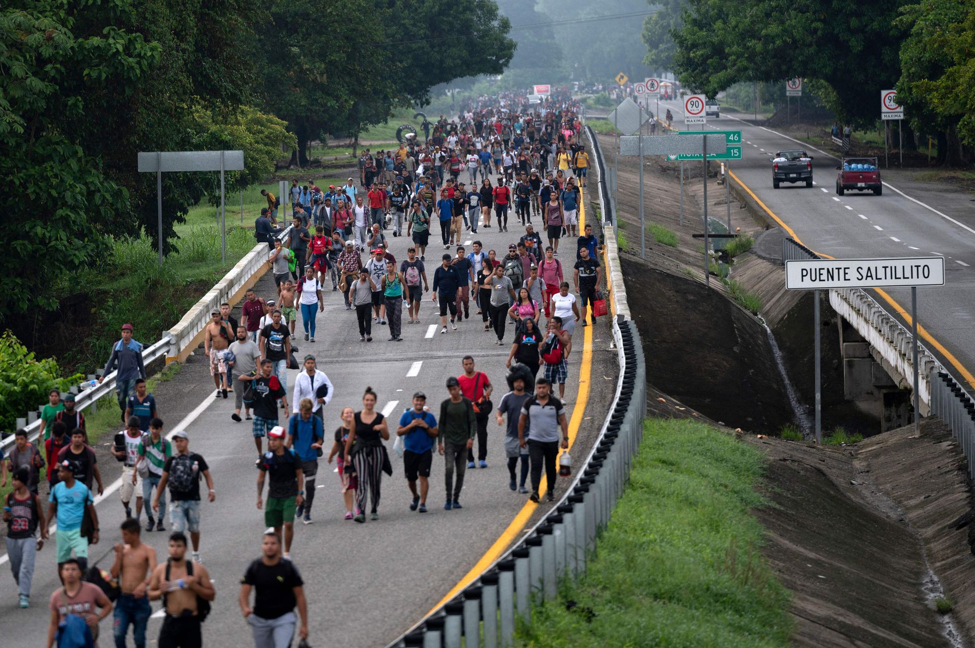 Una caravana de miles de emigrantes con destino a Estados Unidos, muchos de ellos venezolanos, a su paso por el Estado mexicano de Chiapas. Foto: El País.