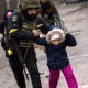 Una niña separada de sus padres es rescatada por un soldado ucraniano durante un bombardeo ruso. Foto: Infobae