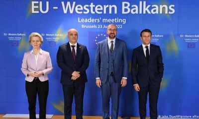 Ursula von der Leyen, junto al primer ministro de Macedonia del Norte, Dimitar Kovacevski, el presidente del Consejo de la Unión Europea, Charles Michel, y el presidente de Francia, Emmanuel Macron. Foto: Dw.