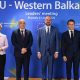 Ursula von der Leyen, junto al primer ministro de Macedonia del Norte, Dimitar Kovacevski, el presidente del Consejo de la Unión Europea, Charles Michel, y el presidente de Francia, Emmanuel Macron. Foto: Dw.