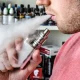 Vapear es inhalar el vapor creado por un cigarrillo electrónico u otro dispositivo para vapear. Foto: Imagen ilustrativa