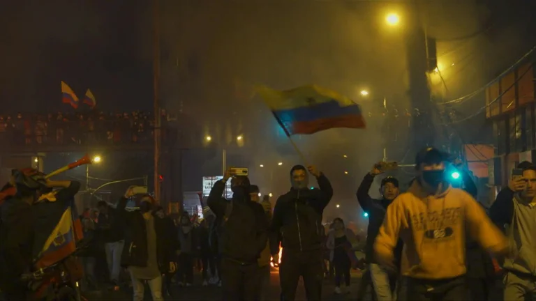 Varios miles de indígenas de Ecuador llegaron el lunes a Quito en el octavo día de protestas contra el precio de los combustibles. Foto: Infobae