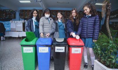 Estudiantes reciclando. Foto: Gentileza