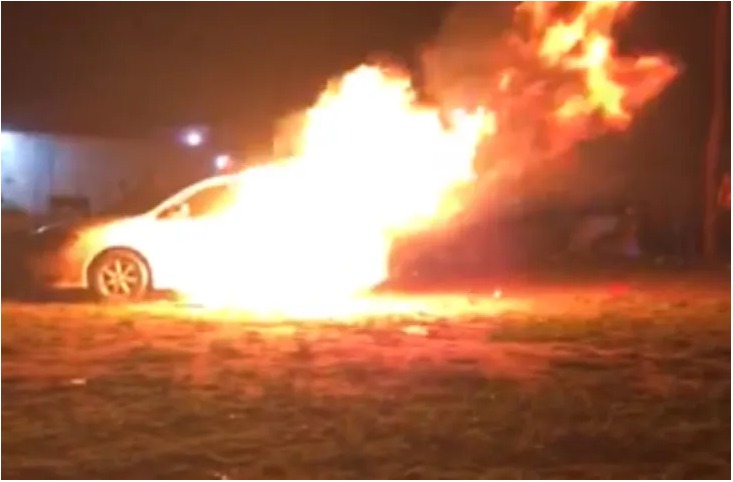 Auto incinerado. Foto: Captura de video