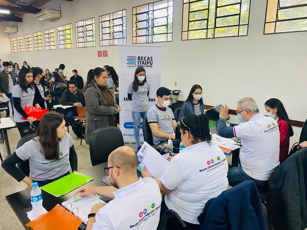 Alumnos que acceden a las becas de Itaipu. Foto: Gentileza.