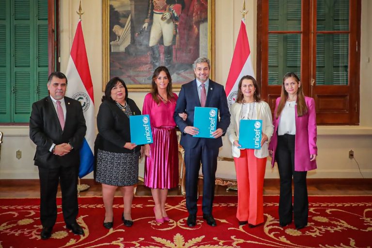 Autoridades del Gobierno junto a representantes de Unicef Paraguay. Foto: Caritas