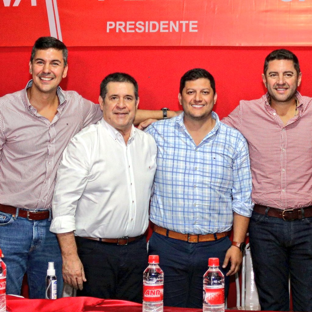 Ezequiel Barreto junto al líder de Honor Colorado, Horacio Cartes, Pedro Alliana y Santiago Peña. Foto: Ezequiel Barreto